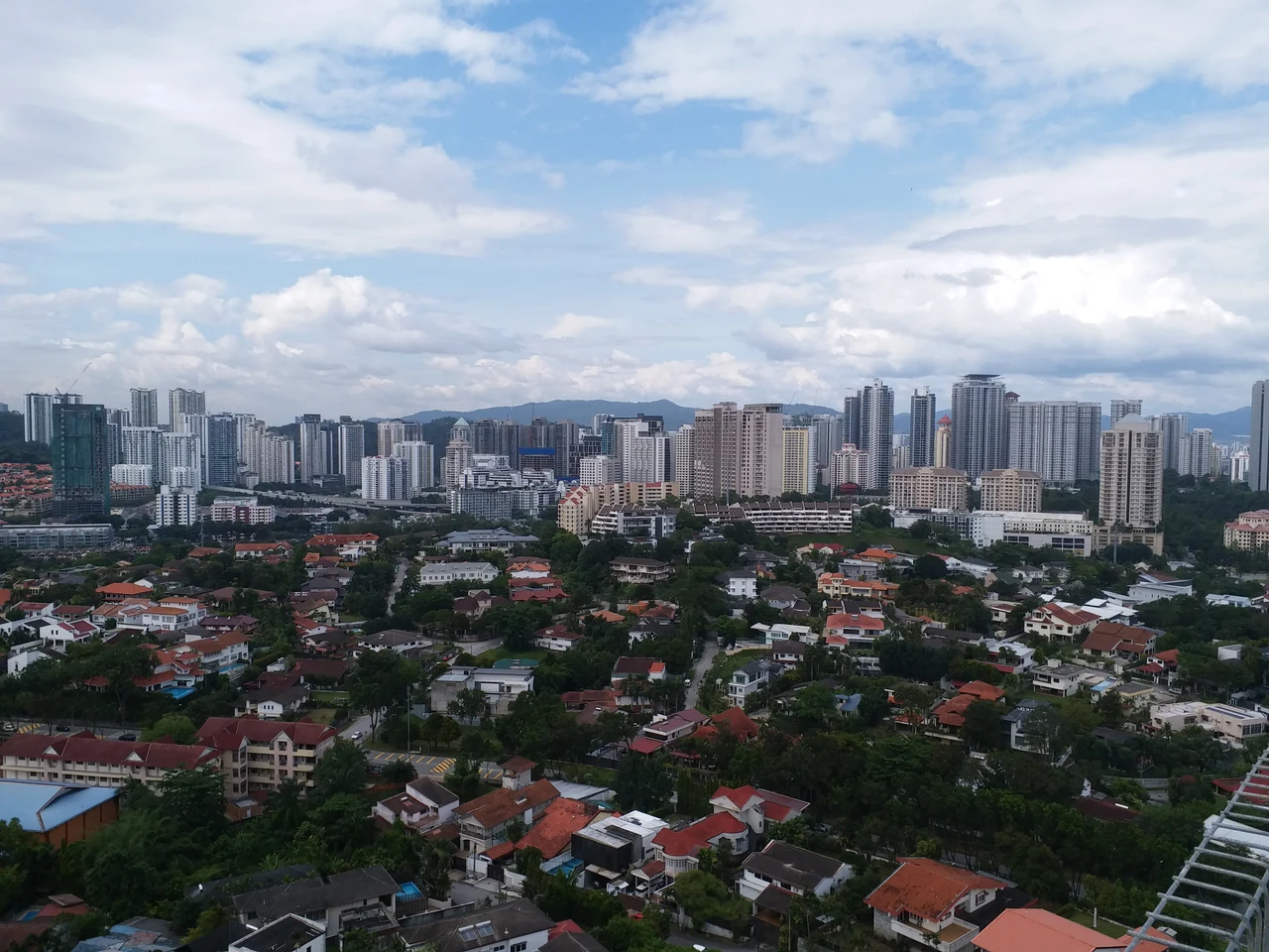 满家乐住宅天际线与绿意，城市生活环境参考
